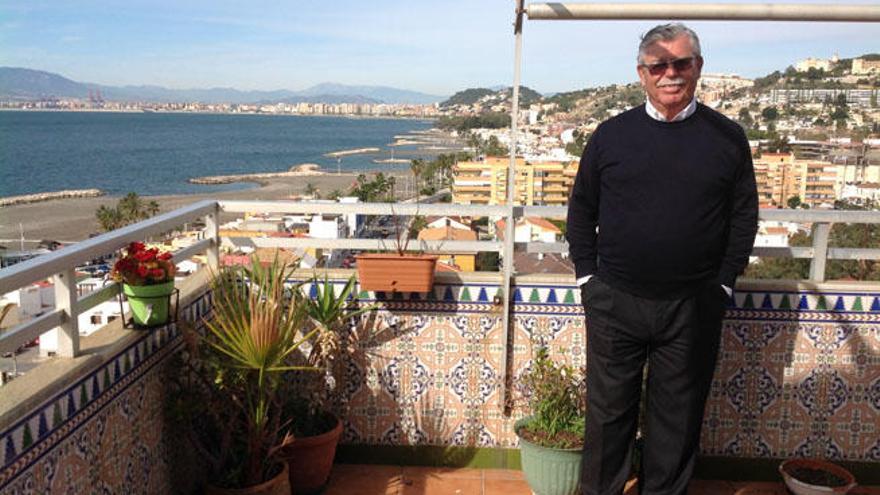 Francisco Martín Aguilar, en la terraza de su vivienda en El Palo, con vistas de la ciudad al fondo.