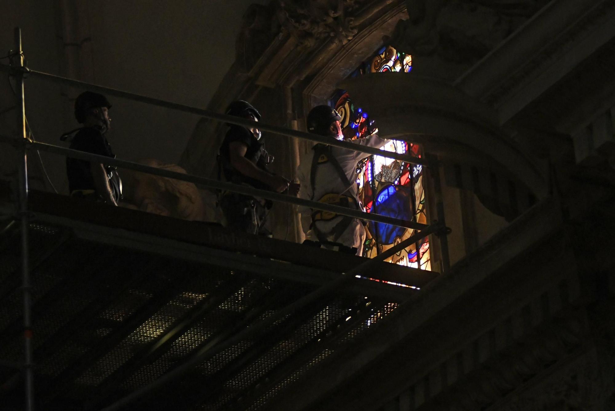 Así han instalado las vidrieras de San Pedro y San Pablo en la Catedral de Murcia