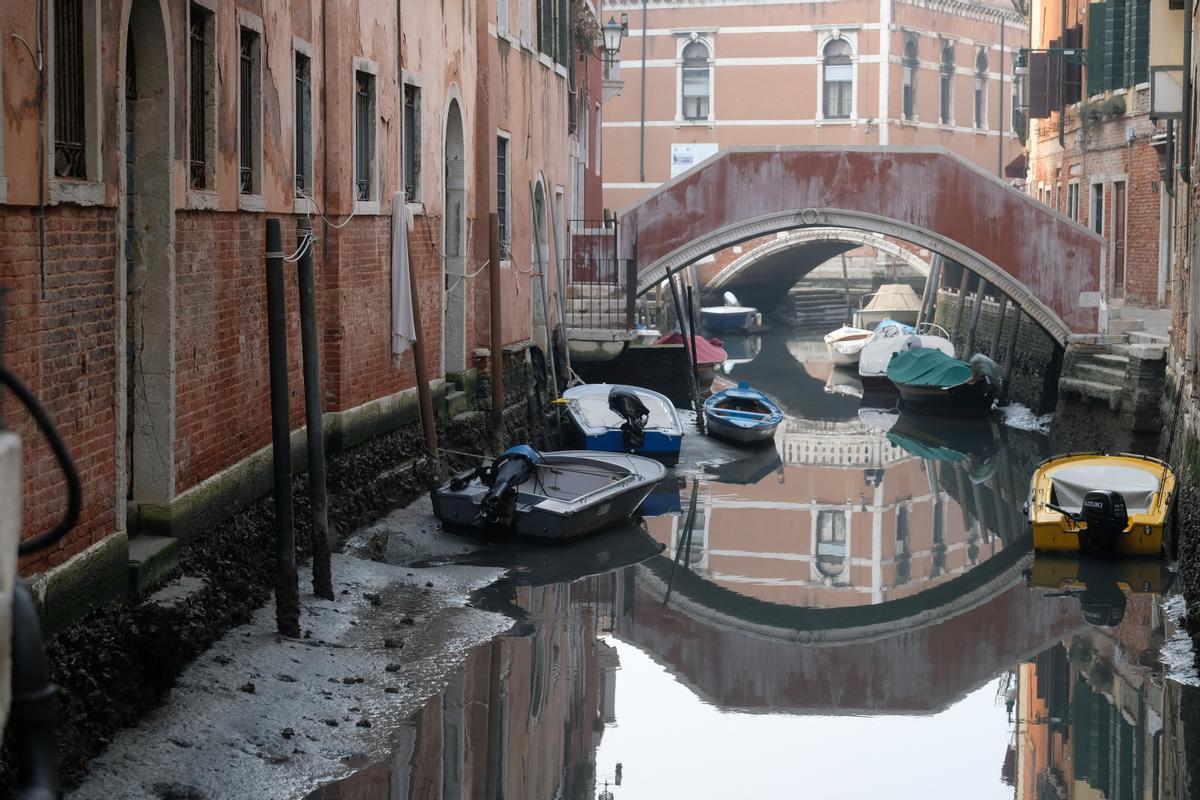 Venecia ha estado luchando durante muchos días con la marea baja, lo que está comenzando a crear serios problemas también para la navegabilidad.