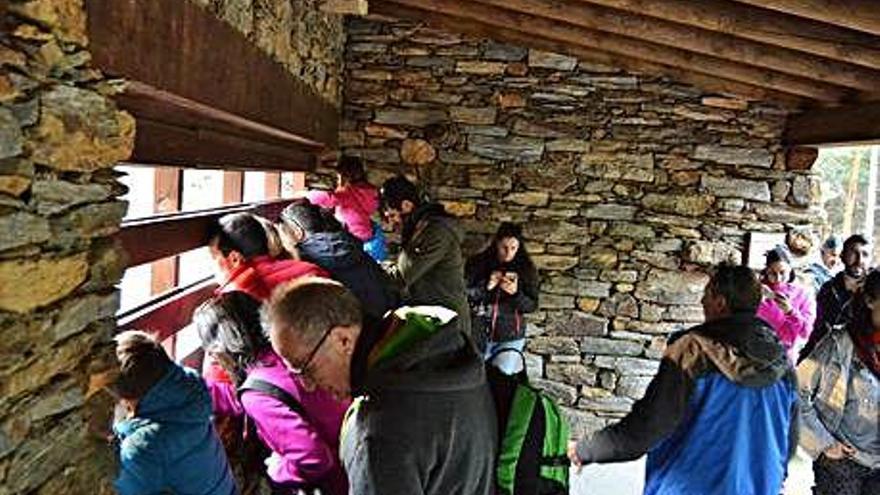 Turistas en uno de los observatorios del Centro del Lobo. S.