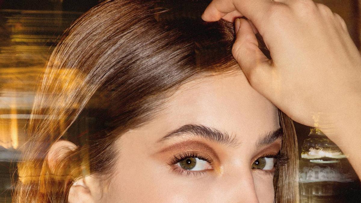 Labios rojos y mirada marcada, la combinación de maquillaje de la temporada