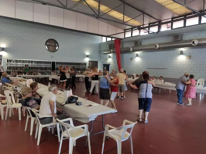 Los abuelos de Cosuenda celebran su día entre risas