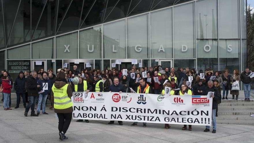 Una protesta de funcionarios y sindicatos en Ourense, hace unas semanas. // Brais Lorenzo