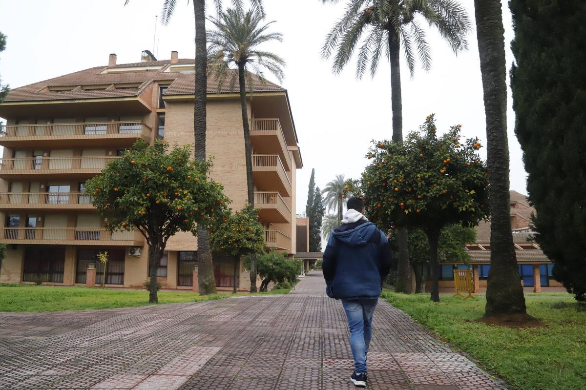 Un joven camina por el Colegio Mayor de La Asunción