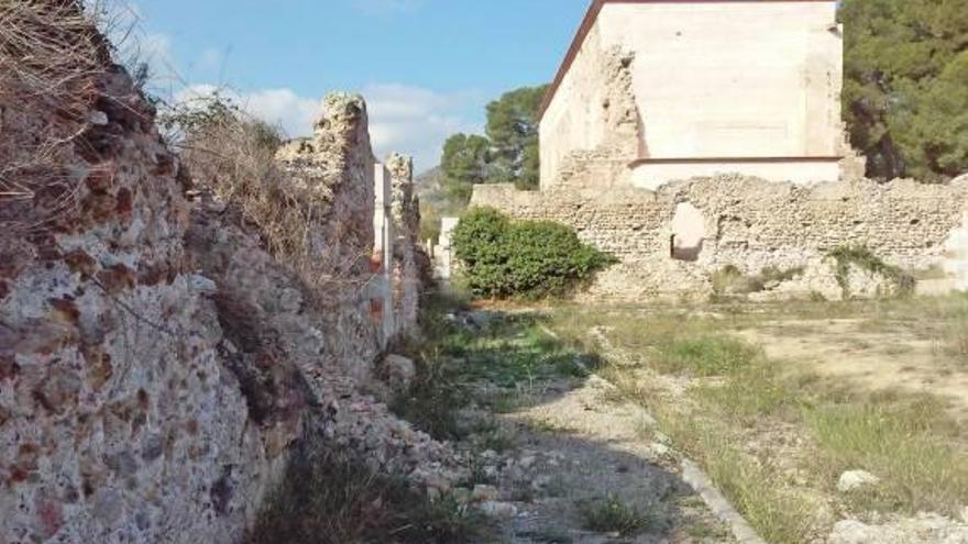 Alertan del derrumbe de dos muros en la Cartuja de Valldecrist de Altura