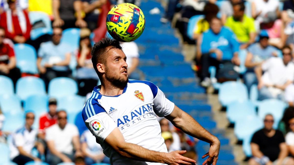 Vada intenta controlar un balón en el partido de la jornada 31 ante el Leganés en La Romareda.