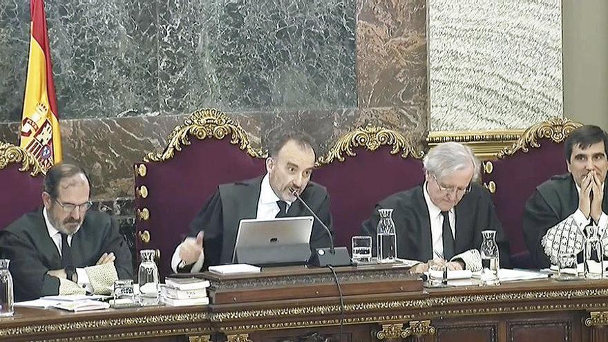 El presidente del tribunal, Manuel Marchena, y, a la derecha, el magistrado Juan Ramón Berdugo, en el juicio del &quot;procés&quot;. // FDV