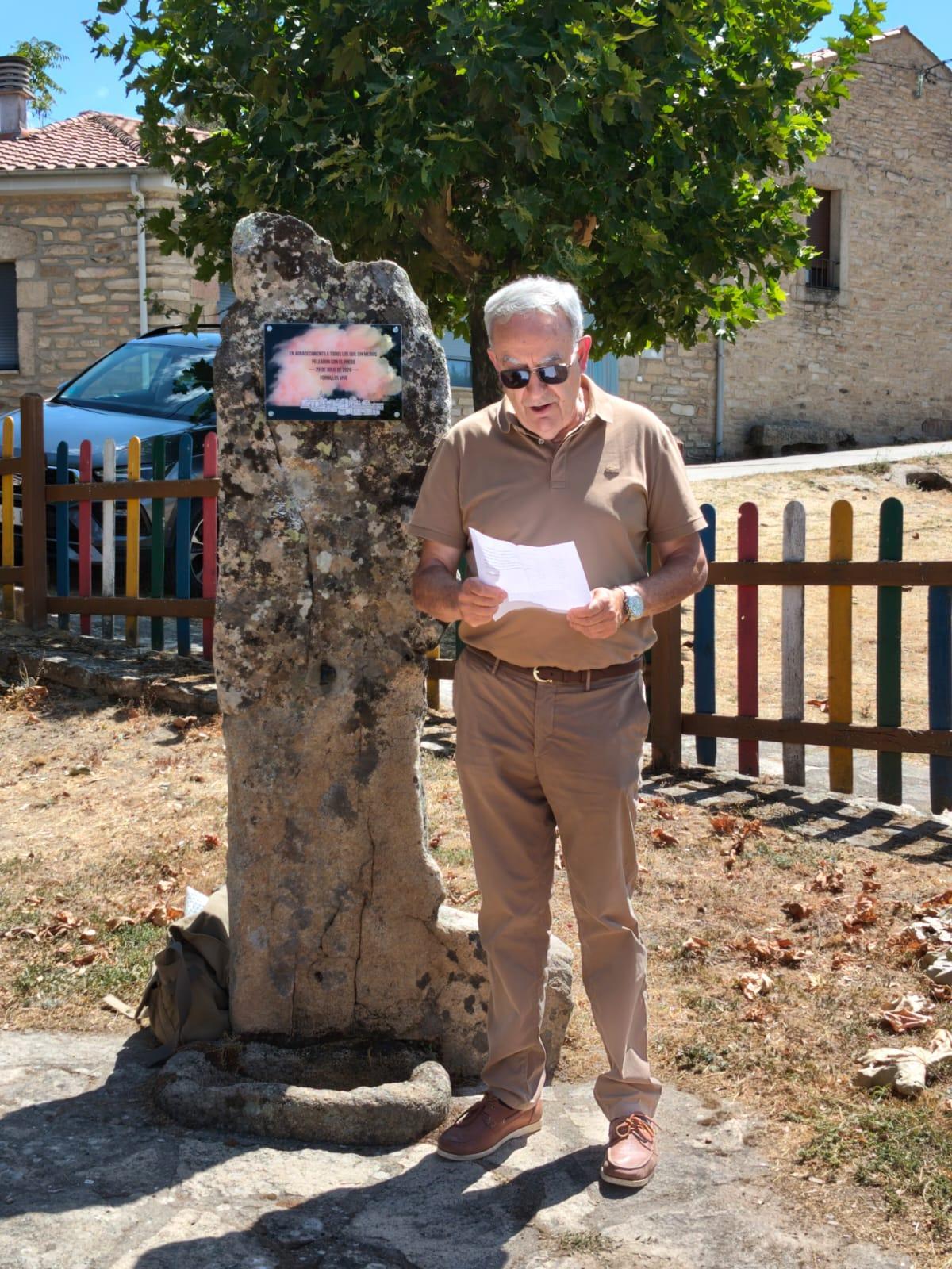 El poeta Eusebio Aguilera lee la poesía "Tierra quemada" junto al "monumento" a los vecinos que pelearon con el fuego