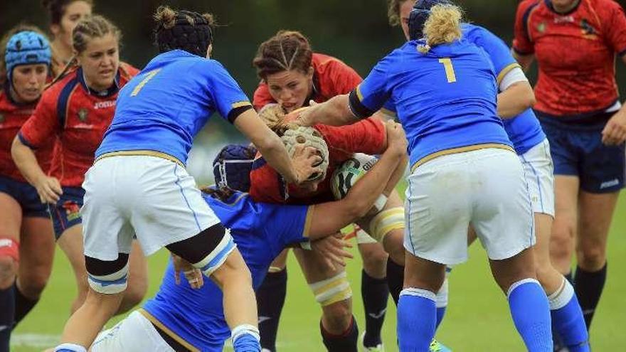 Berta García, con el oval, en una acción del partido ante Italia.