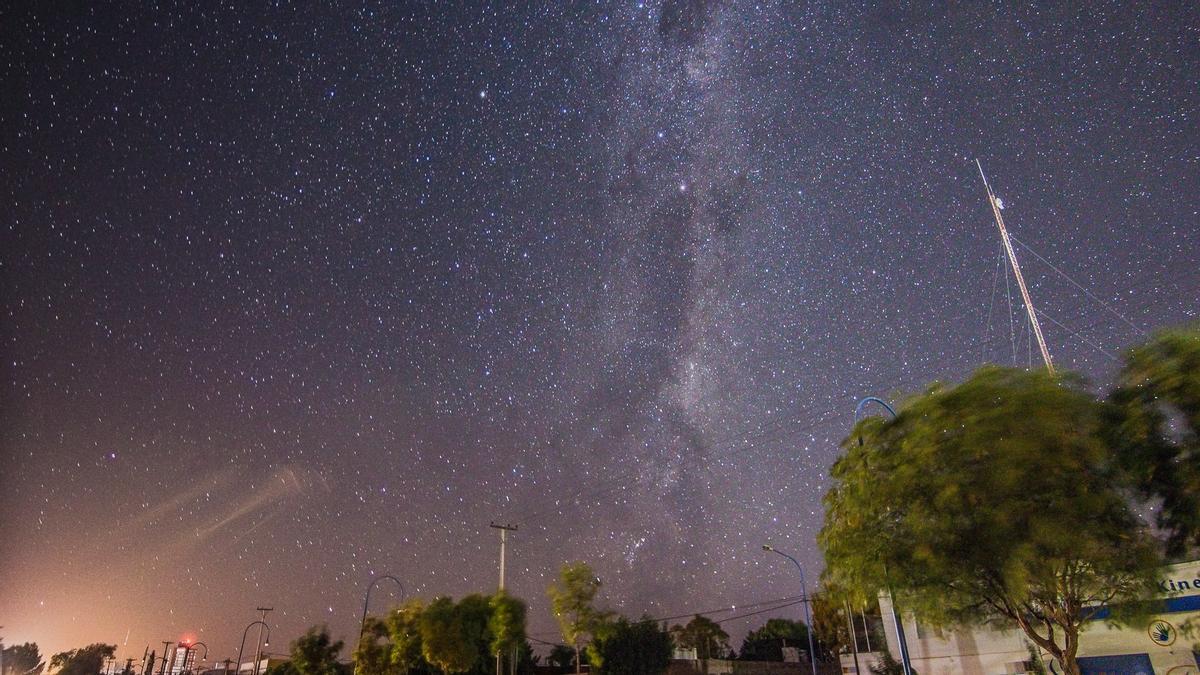 Vía láctea en el cielo de una ciudad.