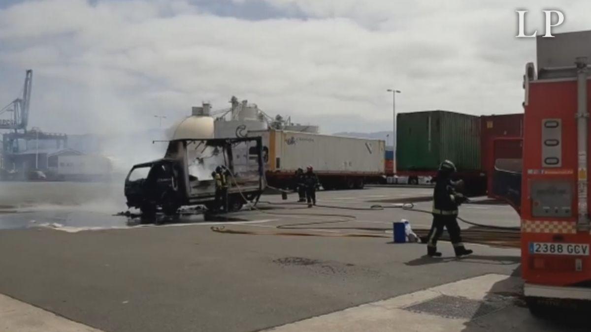 Un incendio calcina un camión por completo en el Puerto