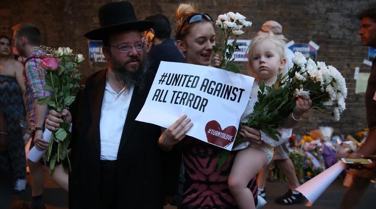 undefined38972183 people gather to attend a vigil outside finsbury park mosque170620190948