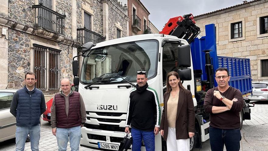 El Ayuntamiento de Coria adquiere un nuevo camión para facilitar labores dentro del casco histórico