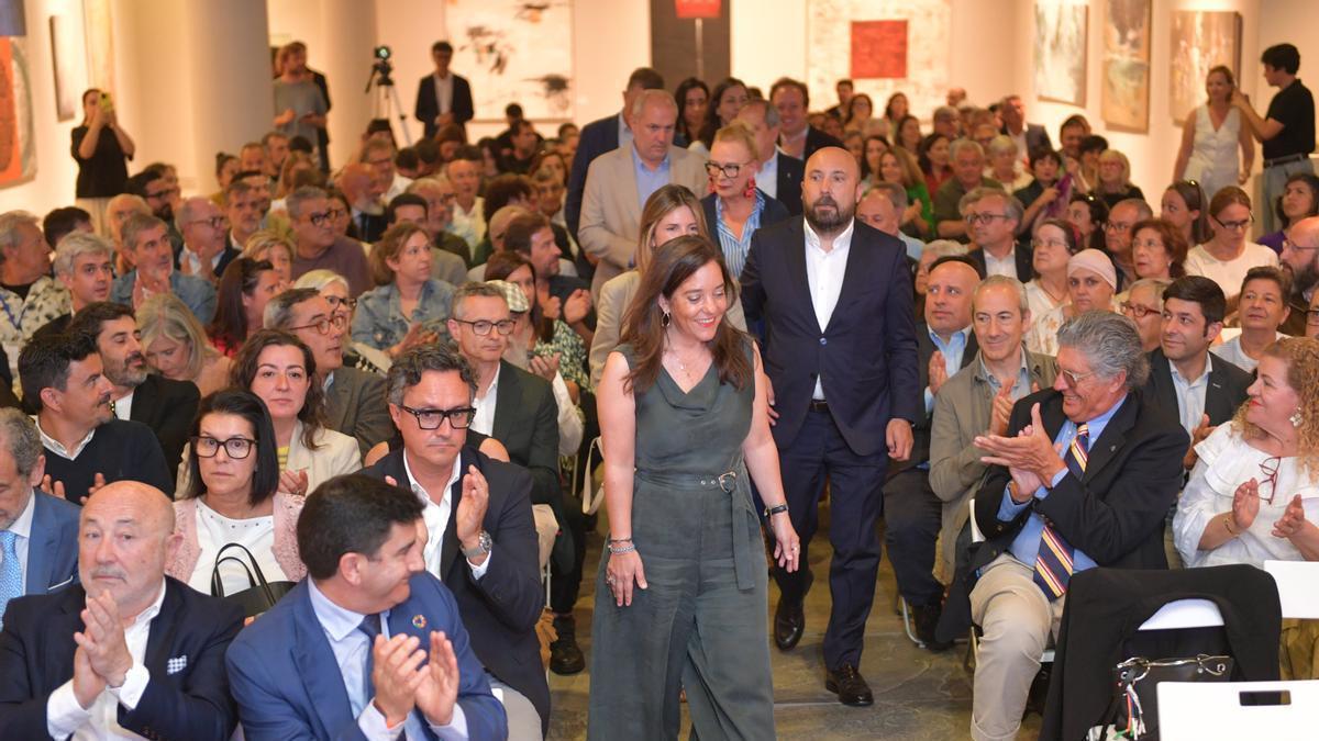 La alcaldesa, Inés Rey, accede al acto acompañada por varios ediles y entre aplausos.
