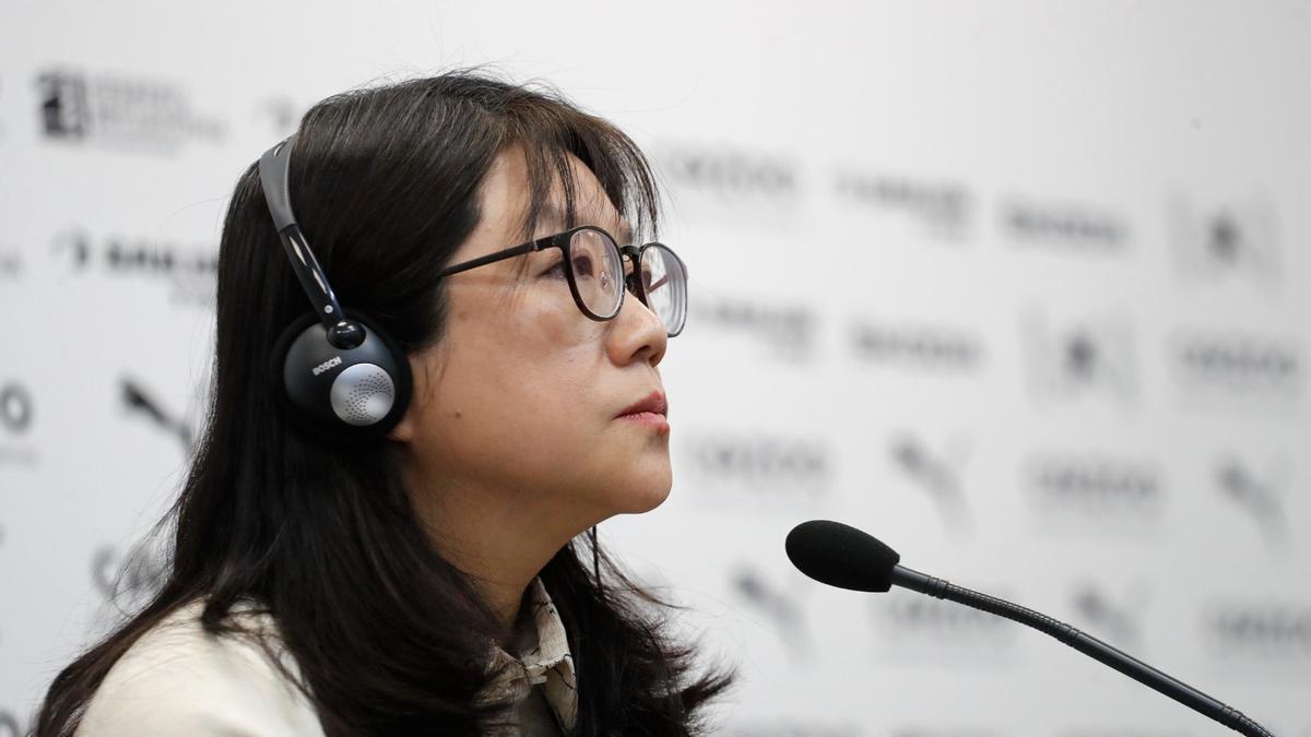 Layhoon Chan escucha las preguntas de los periodistas en el Media Center de Paterna
