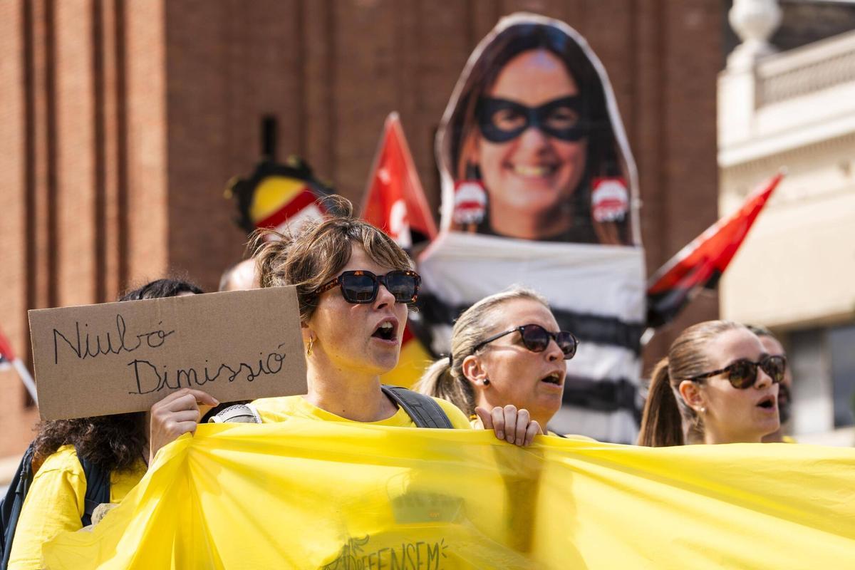 Manifestantes participan en una marcha por el centro de Barcelona durante una jornada de protesta del sector educativo