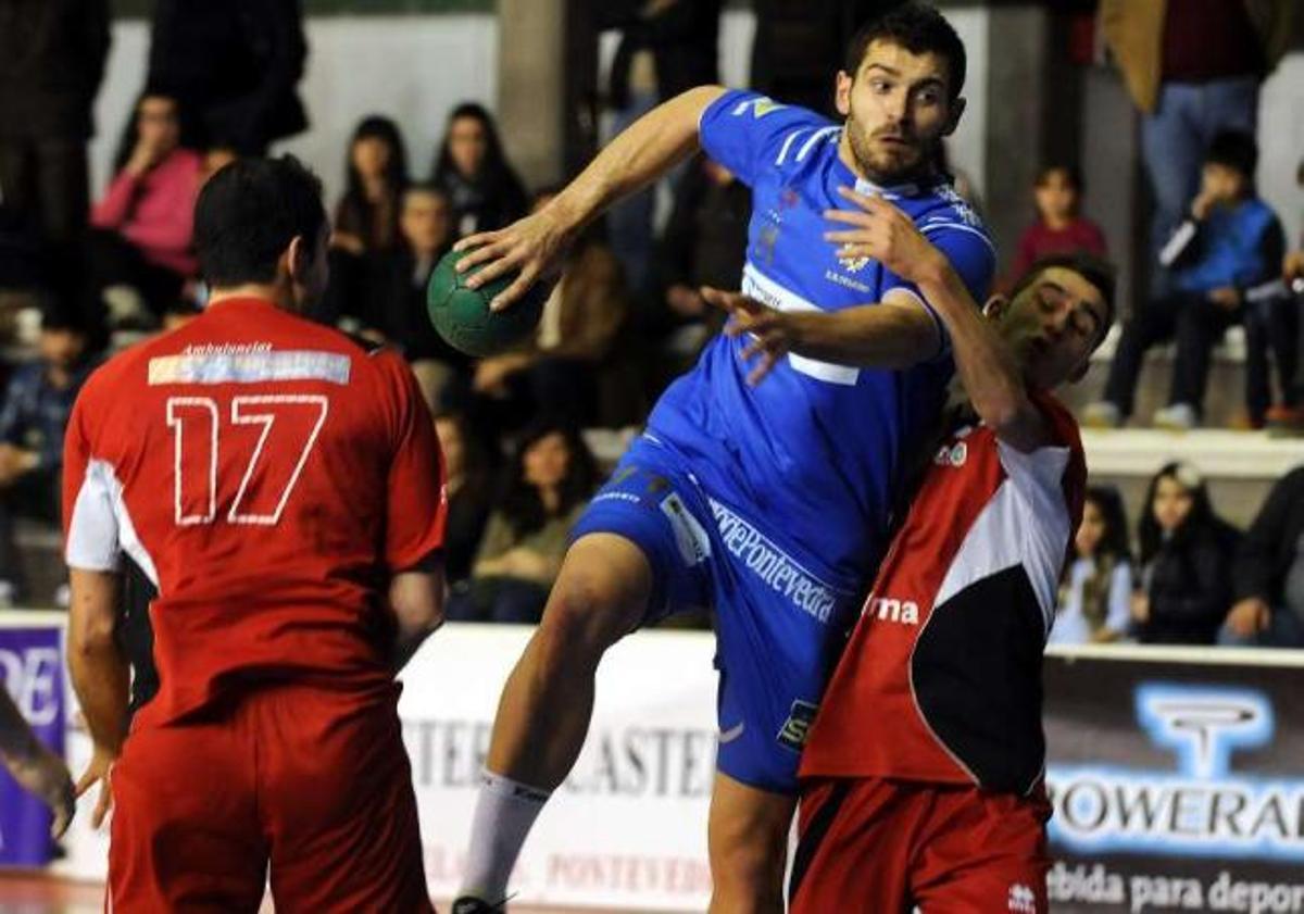 Rial se dispone a realizar un lanzamiento ante la oposición de la defensa del Adelma. // Rafa Vázquez