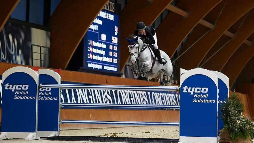 Una participante salta con su caballo sobre uno de los obstáculos del circuito de la pista interior de Casas Novas.