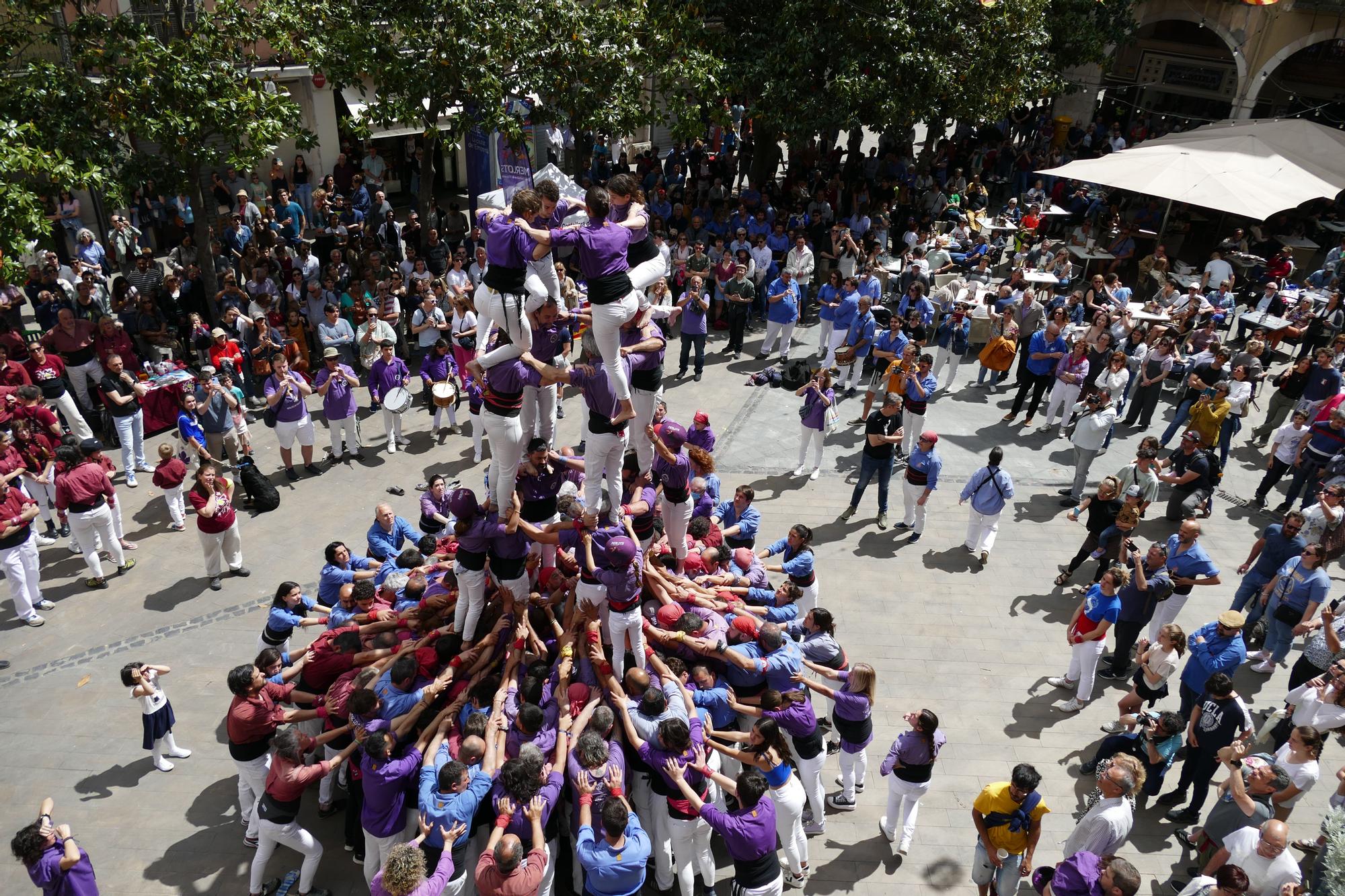 La plaça es tenyeix de colors amb la Diada Castellera de Santa Creu