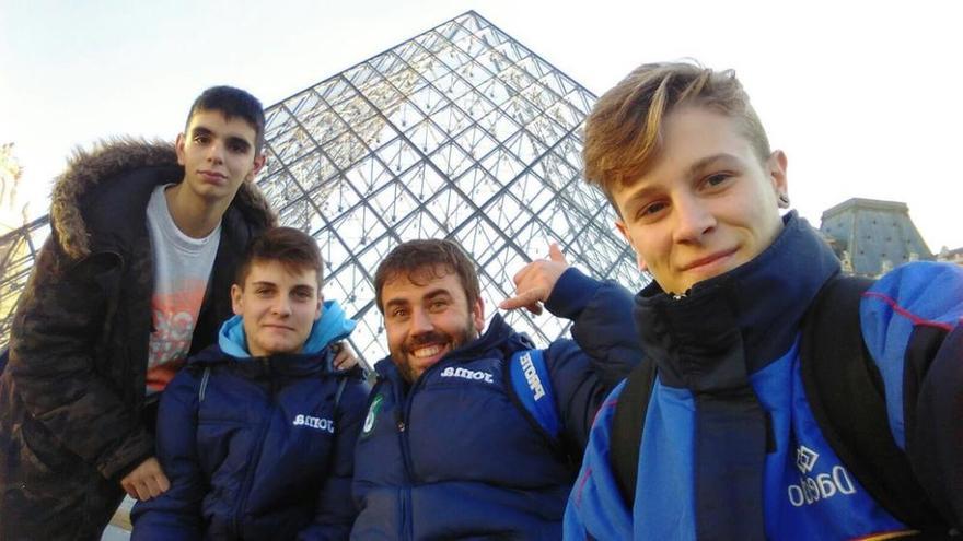 Varios de los taekwondistas gallegos, en su visita al Louvre.