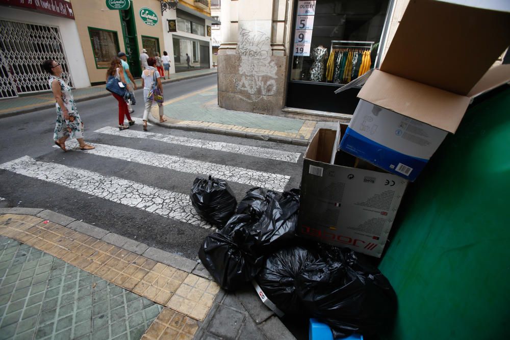 La basura vuelve a acumularse tras la segunda noche de huelga