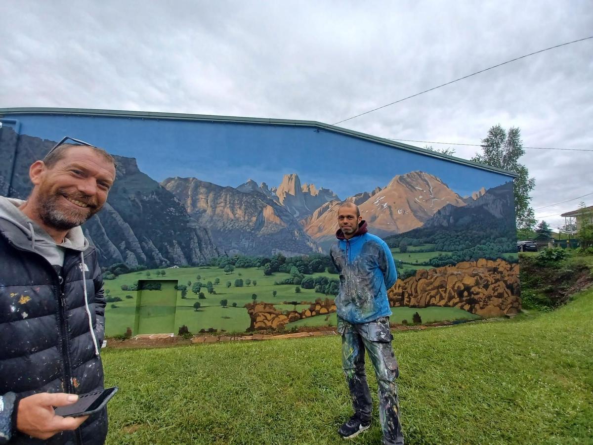 Mural del pico Urriellu en la Pola, obra de Javier Lobo y Mark Zimbermann, que es el más grande y el último en inaugurarse.