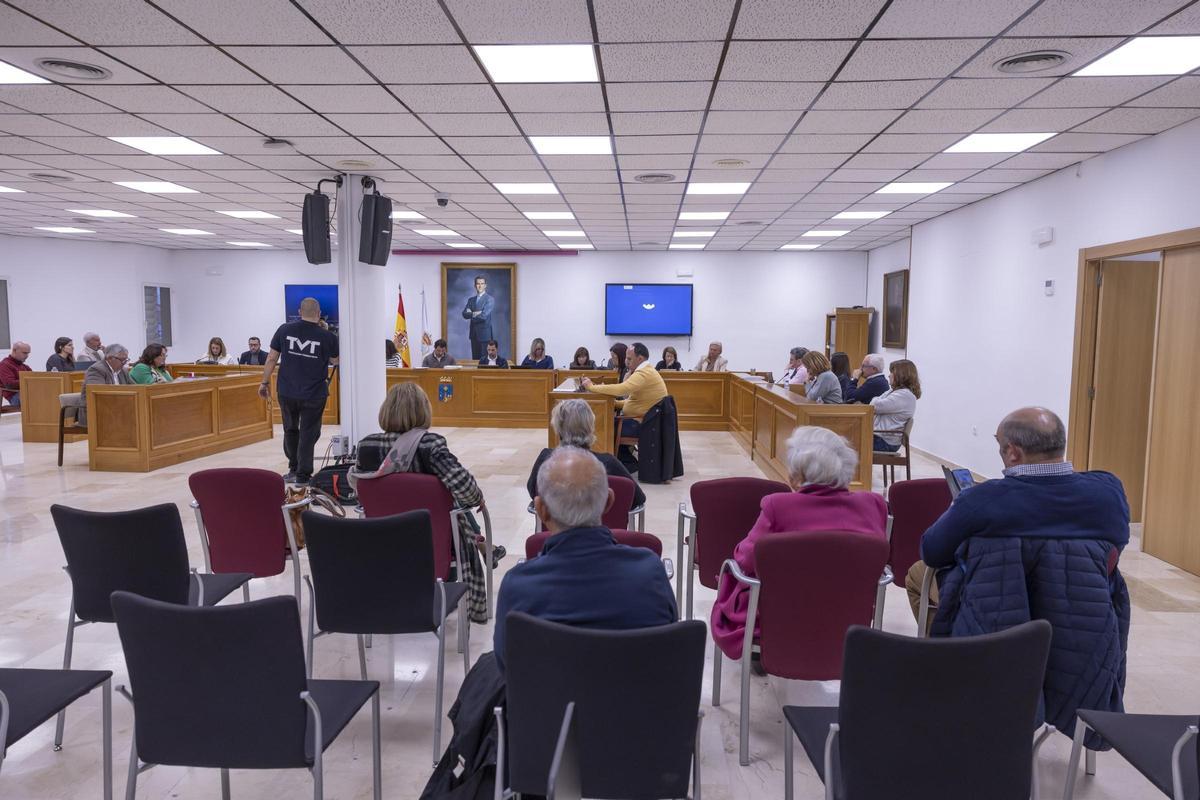 En la imagen se aprecia las sillas usadas por el público y las que emplean los concejales en las sesiones plenarias de Torrevieja