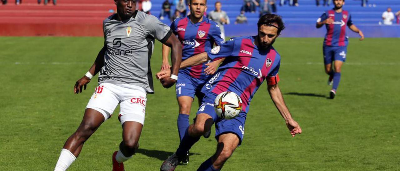Soler controla un balón en el partido contra el Murcia. | JOSÉ GÓMEZ