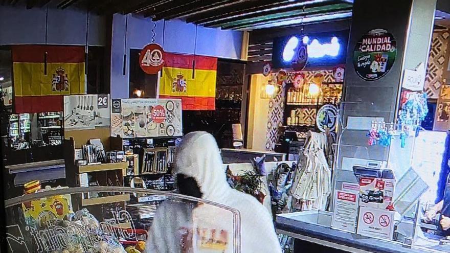Un encapuchado atraca un supermercado con un cuchillo jamonero y huye a la carrera en Sardina del Sur