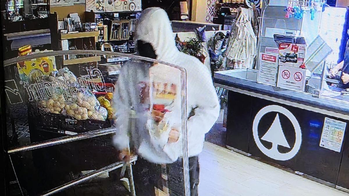 Un encapuchado atraca un supermercado con un cuchillo jamonero y huye a la carrera en Sardina del Sur