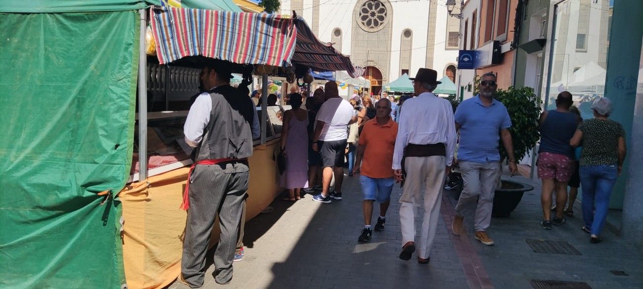 Un centenar de aldeanos y aldeanas celebran el Día de Canarias