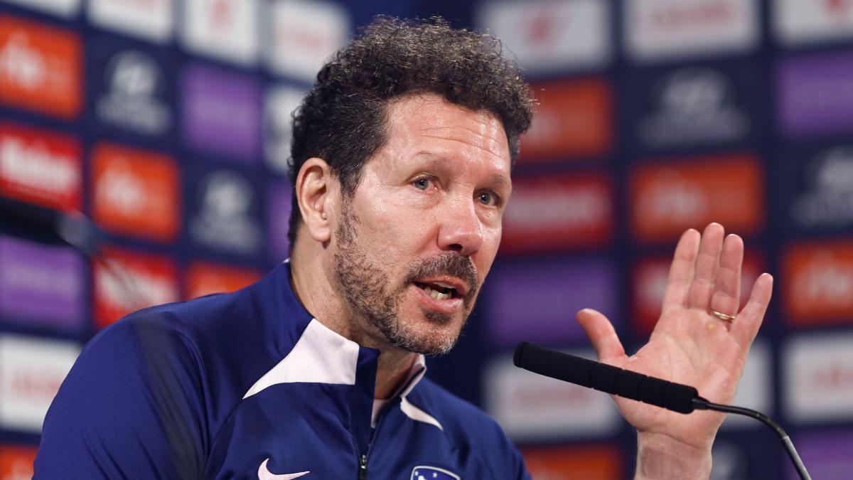 El entrenador del Atlético de Madrid Diego Pablo Simeone da una rueda de prensa tras dirigir un entrenamiento del equipo en la Ciudad deportiva Wanda en Majadahonda, Madrid, este miércoles, para preparar su partido de cuartos de final de la Copa del Rey contra el Sevilla