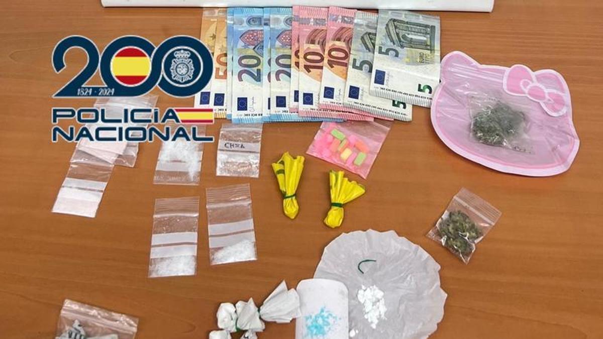 Dinero en efectivo y droga intervenida por la Policía Nacional a una pareja en Alcoy.