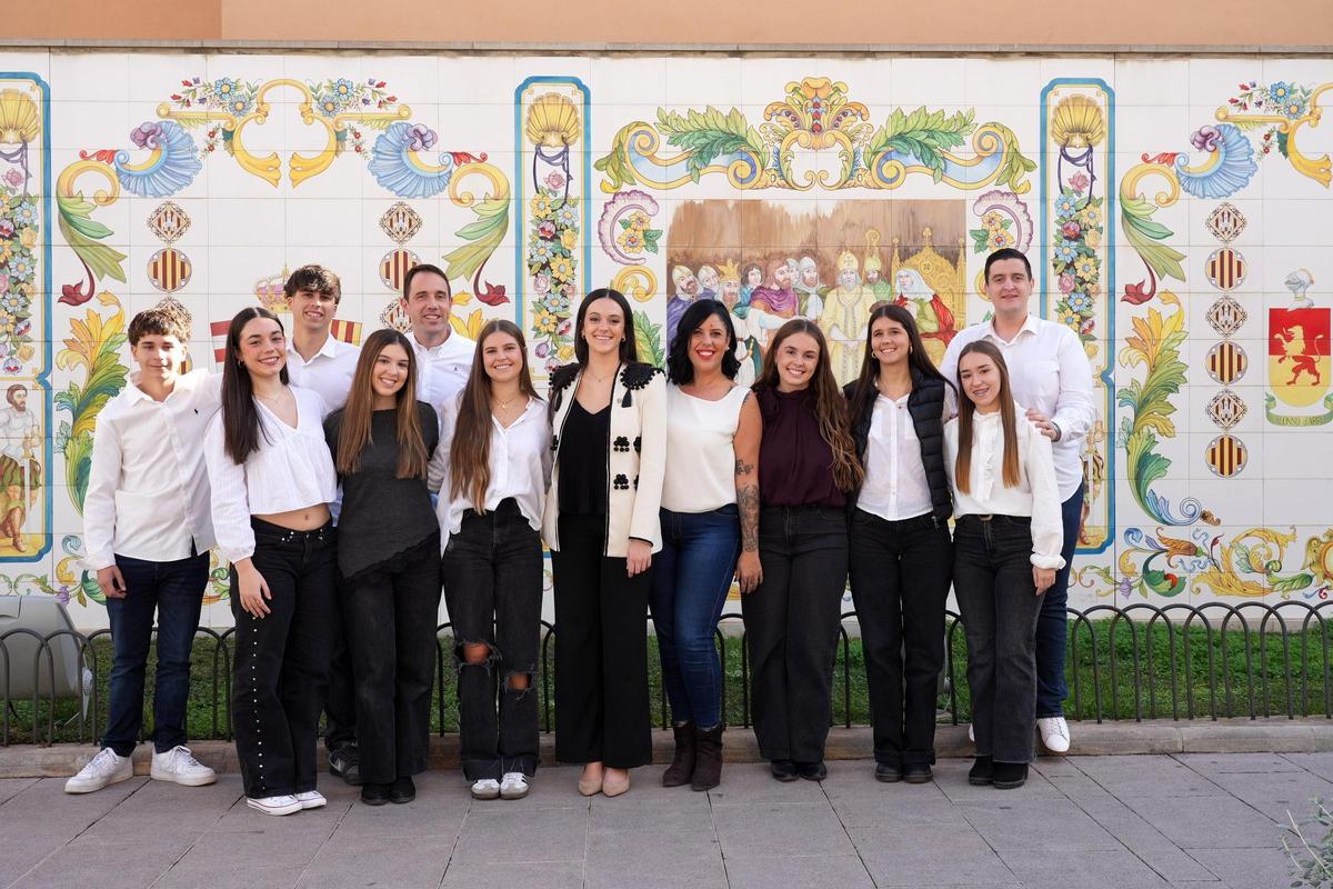 La comissió major de la 8, amb Nerea al mig, a la plaça Na Violant.