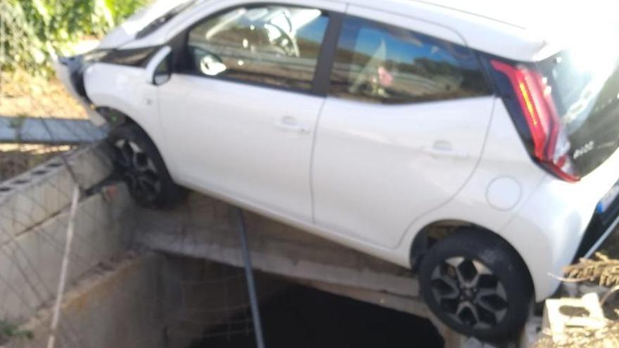 El coche sobre la acequia.