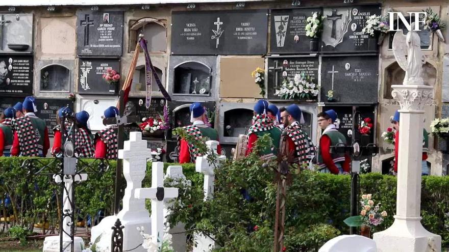 Los festeros de Banyeres rinden homenaje a los difuntos