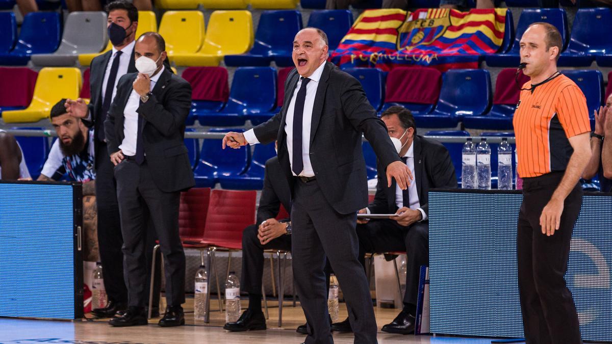 Pablo Laso da órdenes durante el Barça-Real Madrid del 'Playoff' por el título de la Liga Endesa 2020-2021.