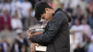 Un monumental Alcaraz gana en una final agónica su primer título de Roland Garros