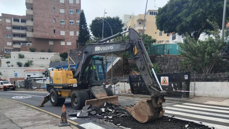 Road Closed in Las Caletillas Following Surface Deformation