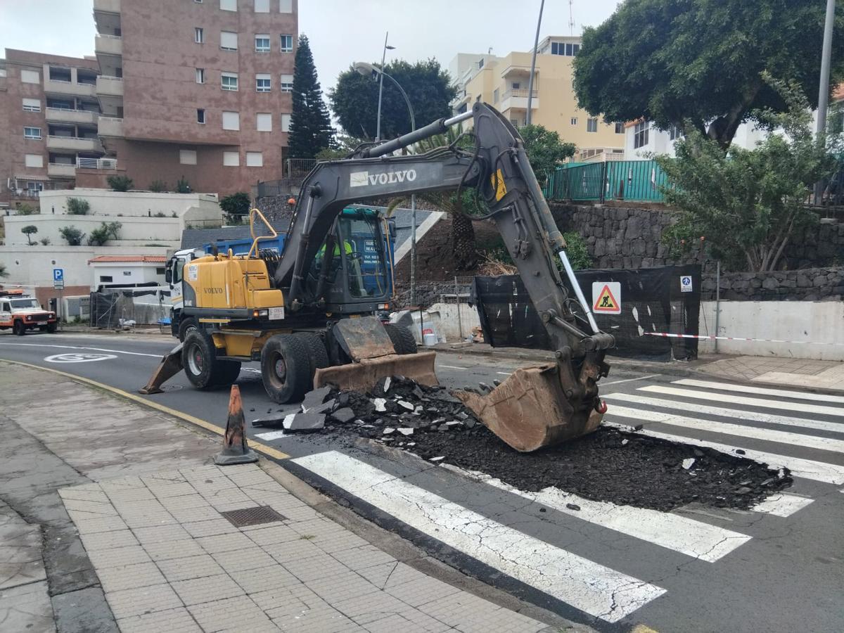 La pala levanta el asfalto en la avenida Marítima de Las Caletillas para reparar la incidencia.