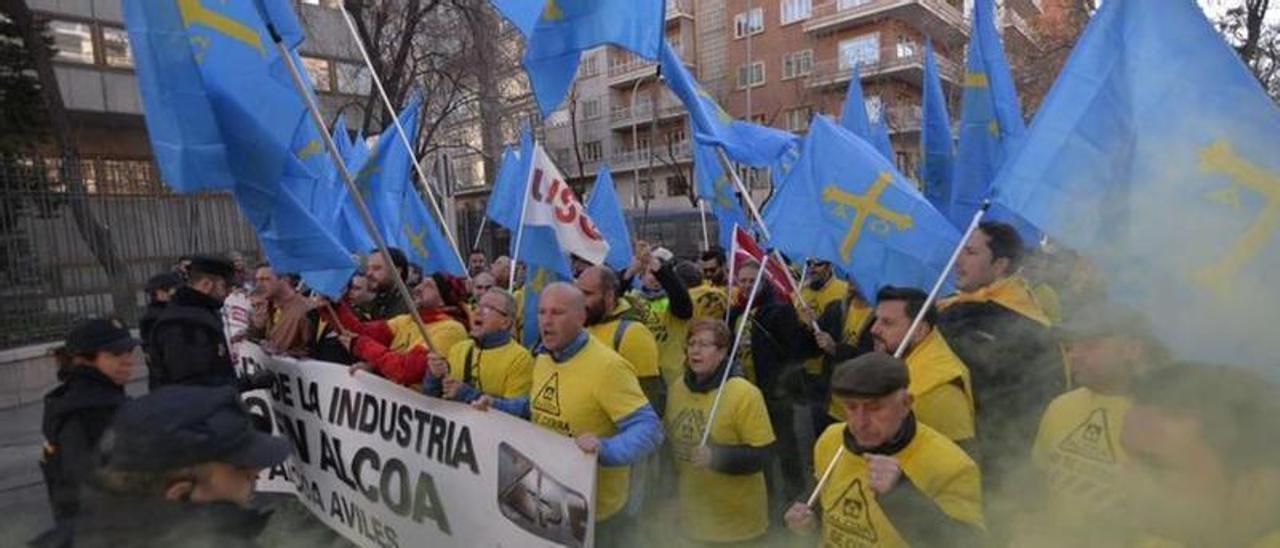 Una protesta de trabajadores de Alu Ibérica por las calles de Madrid.