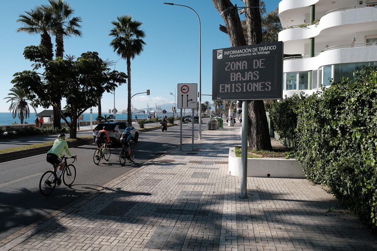 Señal de la ZBE en el Paseo Marítimo Pablo Picasso.