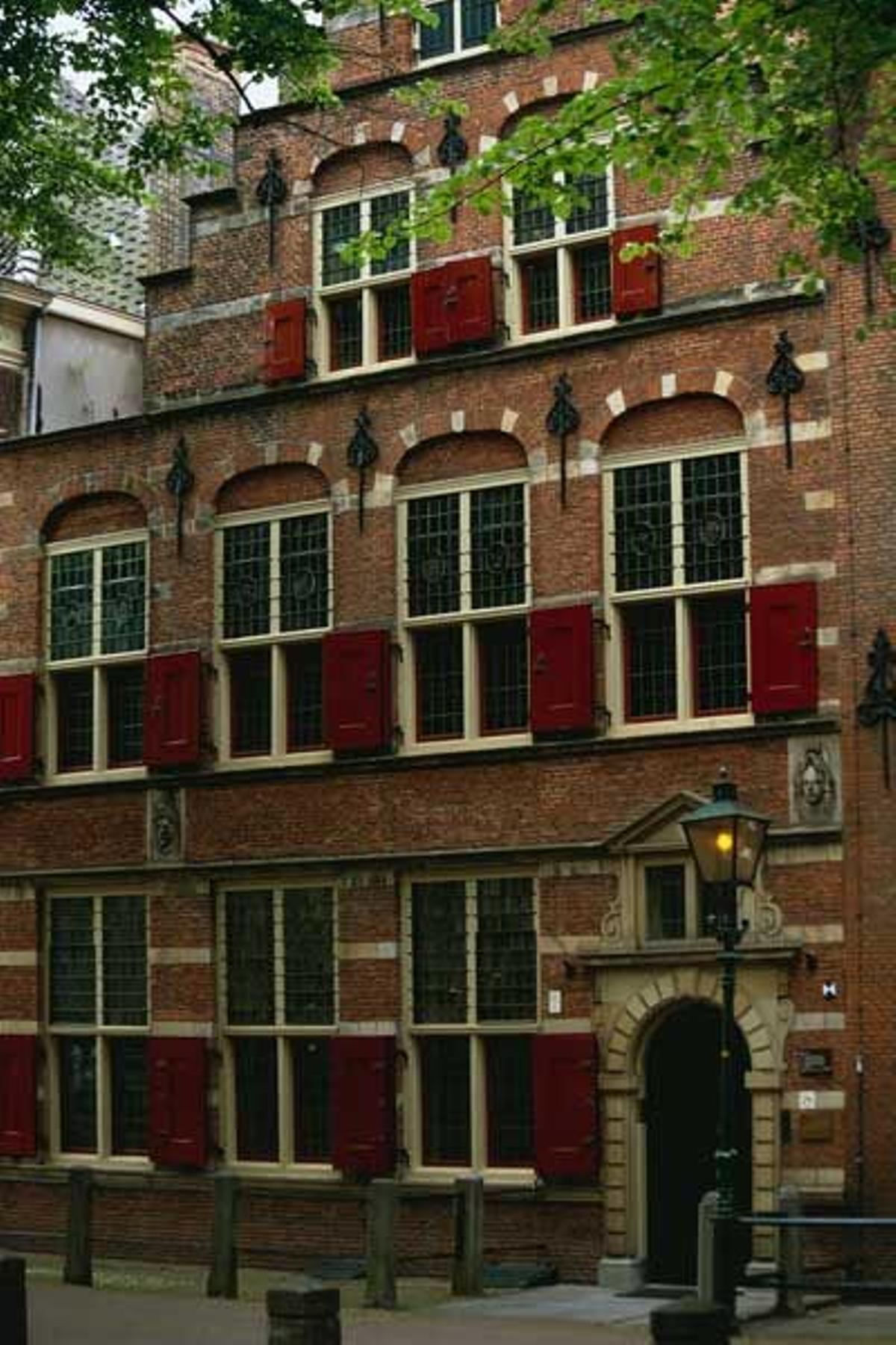 Exterior de un edificio del siglo XVIII de estilo francés en La Haya