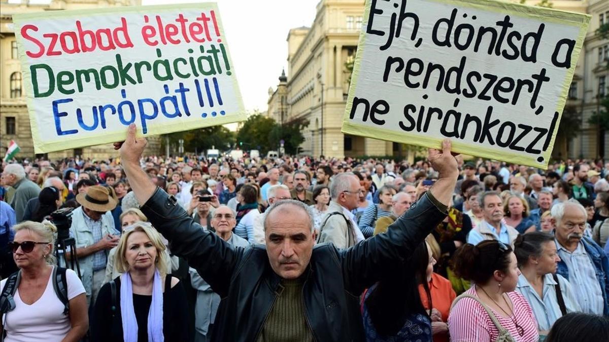 Manifestación opositora, el viernes ante el Parlamento, en Budapest