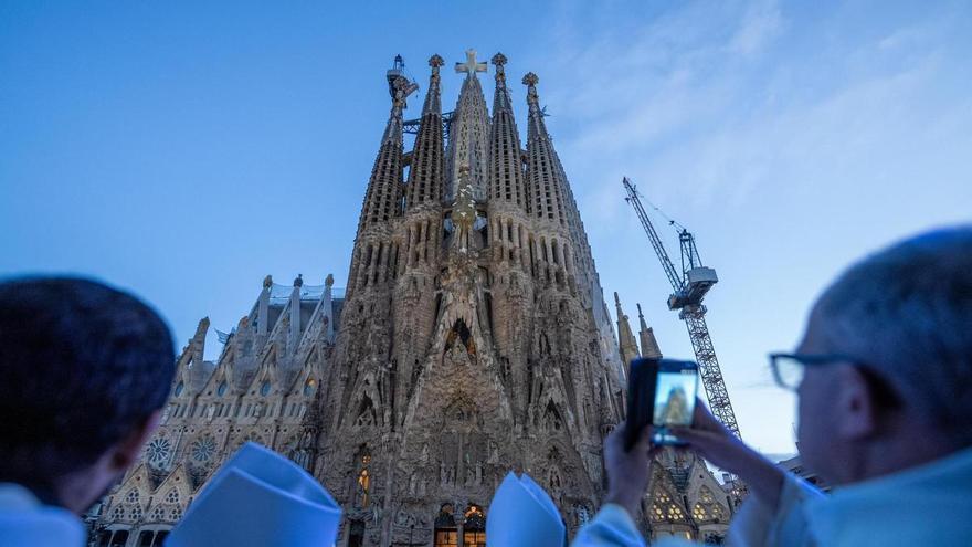 Aliento al Papa y peticiones de milagro entre el p
