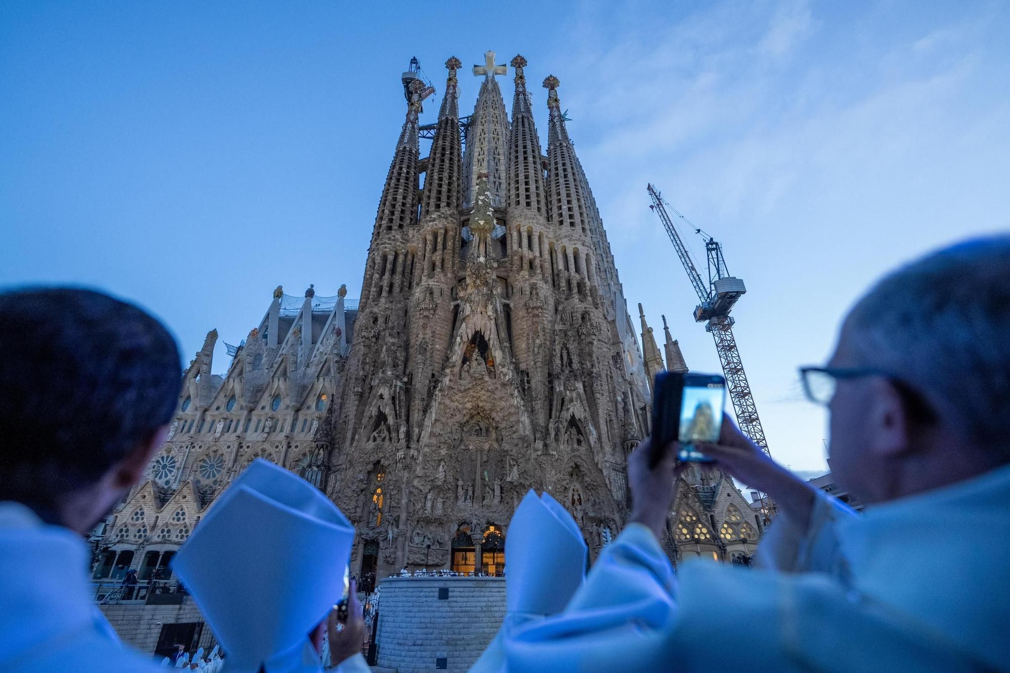 LEÓN XIV EN BARCELONA | Aliento al Papa y peticiones de milagro entre el público de la Sagrada Família: «Ha sido un privilegio»