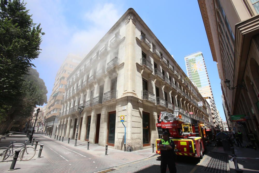 Los bomberos acúan en el Colegio de Arquitectos