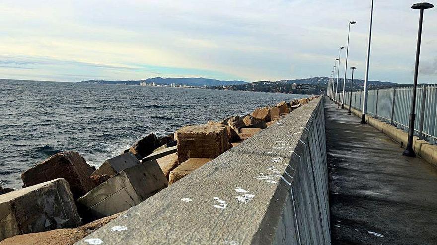 El nou dic de recer del port de Palamós.