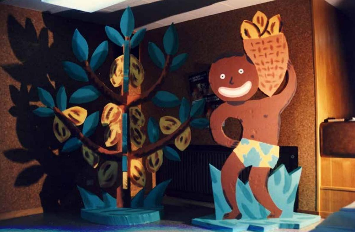 La decoración que recibía a los numerosos escolares que visitaban la fábrica, diseñada por Juan Suárez Botas.