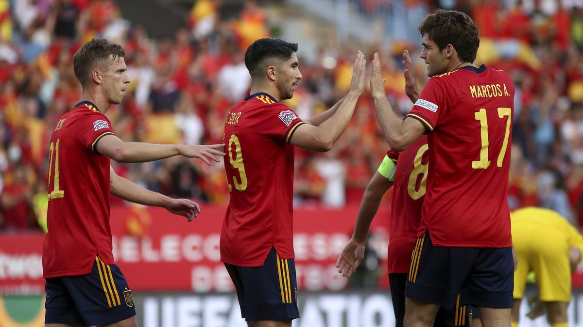 Soler, celebrando con Marcos Alonso y Dani Olmo el gol ante la República Checa